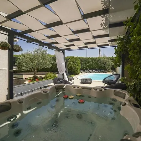 Ksenija With Heated Pool זאדאר