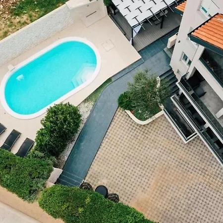 Ksenija With Heated Pool זאדאר