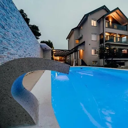 Ksenija With Heated Pool Villa *